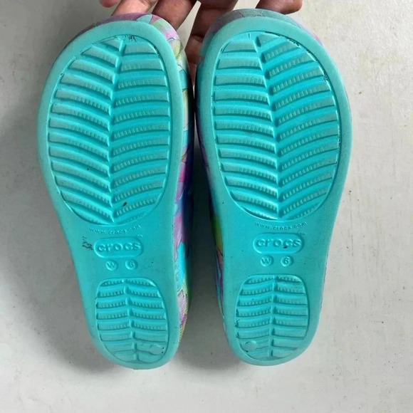 Crocs Women’s Iconic Classic Platform Slides Sandal - Picture 3 of 3